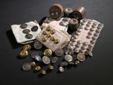 un tas de pièces de monnaie et d'autres objets posés sur une table