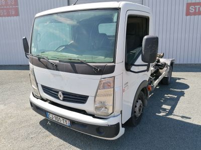 un camion blanc garé devant un bâtiment
