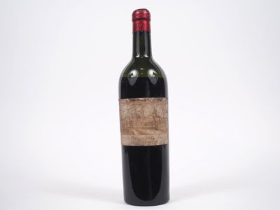 une bouteille de vin rouge bouchée