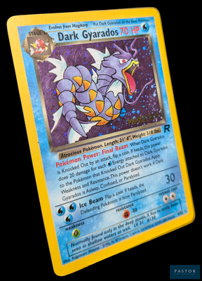 gros plan d'une carte pokemon sur fond noir
