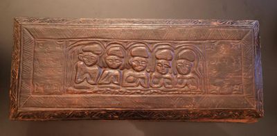 une plaque en bronze sur laquelle figure un groupe de personnes