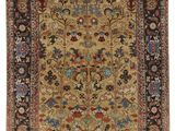 un tapis persan ancien orné d'un motif floral sur fond marron