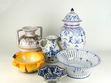 de nombreux types de vases et de bols bleus et blancs