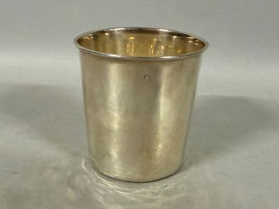 une coupe en argent posée sur une table