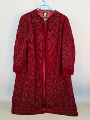 Nina RICCI Manteau long en velours rouge grenat orné de stra…