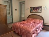 un lit recouvert d'un couvre-lit rose dans une chambre à coucher
