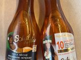deux flacons de lait corporel posés sur un linge blanc
