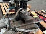 une machine posée sur une table en bois