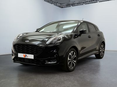 La nouvelle Ford Kadgo est garée dans le showroom.