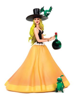 La figurine porte une robe jaune et un chapeau orné d'une grenouille verte.
