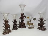 plusieurs vases en verre ornés d'animaux et de fleurs, posés sur un fond blanc