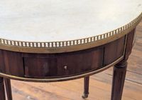 Table dit "bouillotte" en placage d'acajou, laiton et bronze… (photo 3)