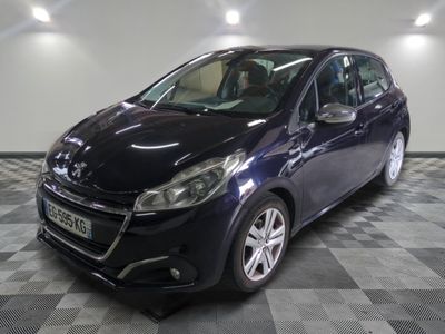 la voiture noire est garée dans le garage sur le sol en damier