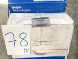 Deux boîtes sont empilées l'une sur l'autre par terre.