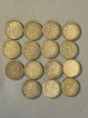 un lot de pièces de monnaie sur une table