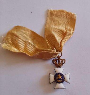 médaille de l'Ordre de la Couronne de France, avec un ruban doré sur fond blanc