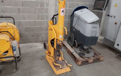 une machine posée sur une palette à côté d'autres machines