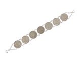 gros plan d'un bracelet sur fond blanc