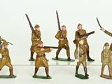 de nombreuses figurines de soldats posées sur une table