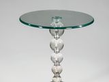 gros plan d'une table avec un plateau en verre sur fond blanc