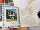 une personne tenant un livre sur lequel figure l'image d'une maison blanche