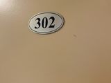 une photo d'une porte sur laquelle figure le numéro 3022