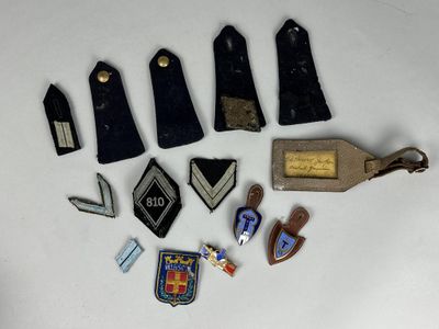 un gros plan sur un tas de badges posés sur une table