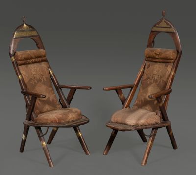 paire de chaises pliantes anciennes avec des assises rembourrées de cuir