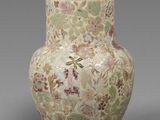 une paire de vases ornés de motifs floraux, posés sur un socle, sur fond gris