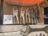 un grand nombre d'outils posés sur une table