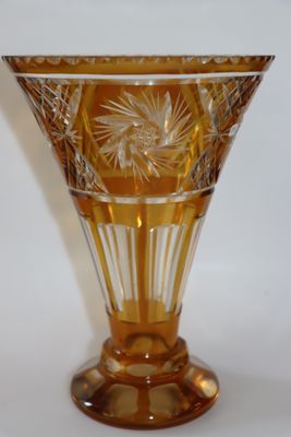 un vase en verre posé sur une table