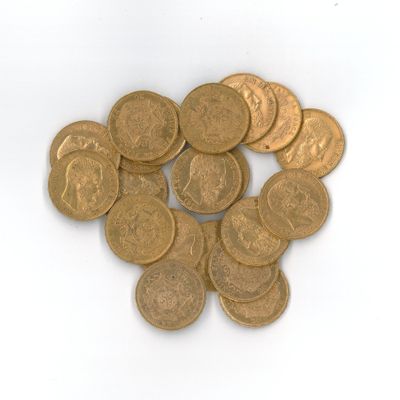 une pile de pièces d'or sur une surface blanche