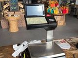 un ordinateur portable posé sur une table dans un magasin