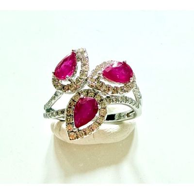 Bague en rubis et topaze blanche sertie de diamants