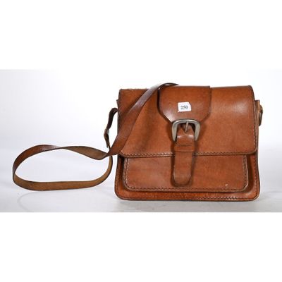 une photo d'un petit sac en cuir marron muni d'une bandoulière