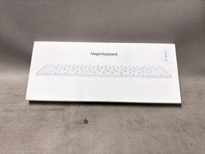une image représentant une boîte blanche sur laquelle est posé un clavier