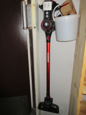 une photo d'un aspirateur rouge et noir dans une pièce