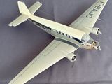 une maquette de petit avion posée sur une table