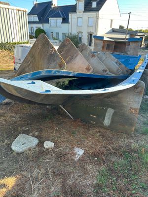 un bateau posé à même le sol dans la cour