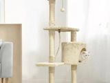 un chat assis au sommet d'un arbre à chat