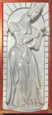 l'image d'une statue représentant une femme tenant un bébé dans ses bras