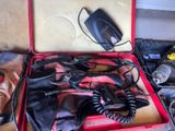 une valise rouge contenant un téléphone et d'autres objets