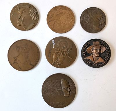 six types différents de pièces en bronze sur un fond blanc