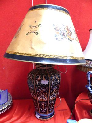 une lampe posée sur une table recouverte d'une nappe rouge