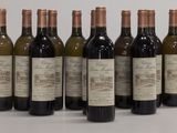 six bouteilles de vin sont alignées sur une table