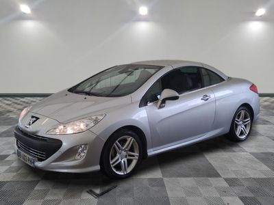 Coupé Peugeot R-Series de 2011 dans un showroom au sol à damier