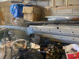 un tas d'ordures dans un garage, à côté d'une borne d'incendie