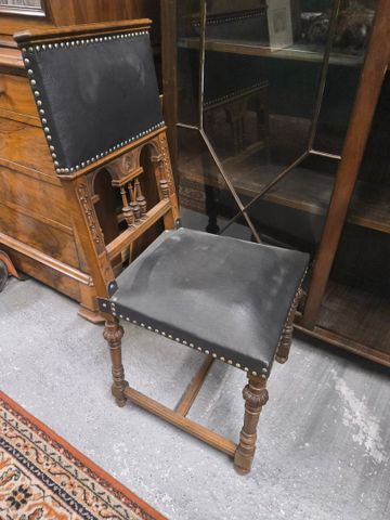 Chaises de cuir garni de cuir clouté 