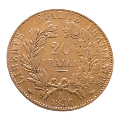 gros plan d'une pièce de monnaie sur une surface blanche avec un fond blanc