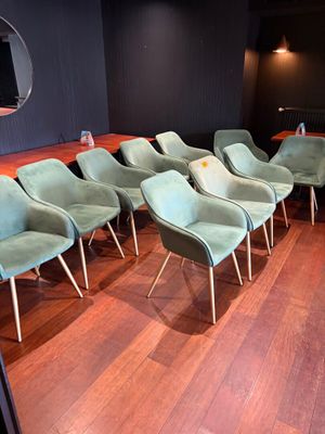un grand nombre de chaises dans une pièce
